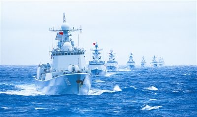 一场"背靠背"的海上实兵对抗演练在海军三大舰队远海训练编队间展开