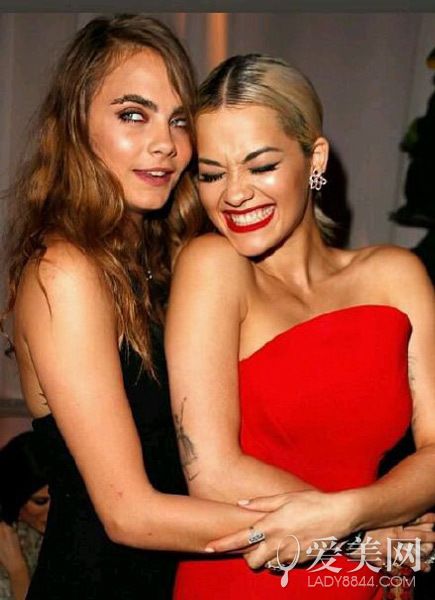 瑞塔·欧拉(rita ora)与卡拉·迪瓦伊(cara delevingne)