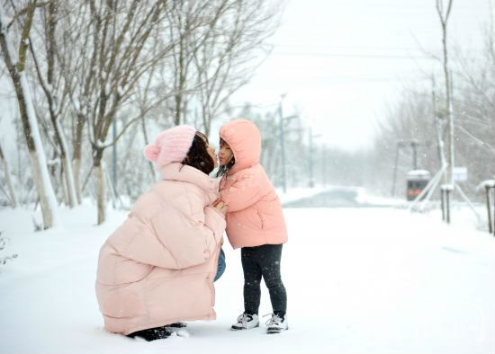 摄影记者眼中的庐州雪:母女相拥最温情