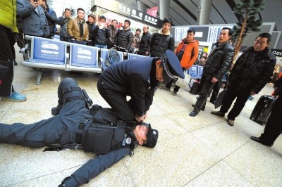 春運首日四大站32萬旅客離京火車票退票量猛增