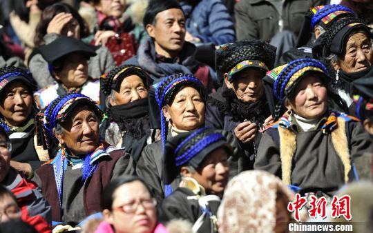 周旺波 摄 2月8日,在藏族传统藏历木羊新年即将来临之际,四川阿坝州