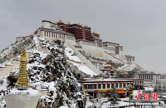 图为大雪过后的布达拉宫.