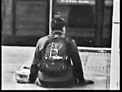 男子走進地鐵站后搖身一變成了腿部殘疾人