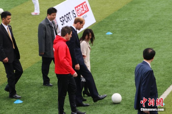 威廉王子参观上海南洋中学 足球场上秀脚法(高