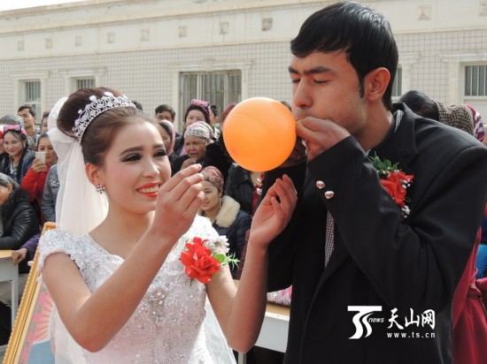 新疆拜城县举办集体婚礼庆三八