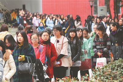 江苏女大学生招聘会:期望薪资3000 销售岗预冷