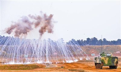 空降兵高强度对抗演练 伞兵战车发射烟雾弹(图