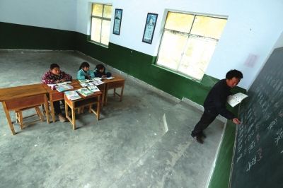 甘肃陇南农村人口外流 村内小学学生仅剩10人