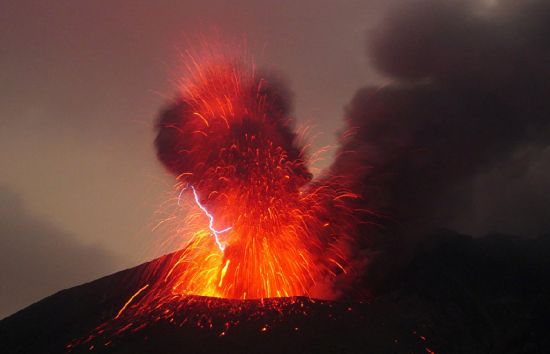 镜头记录日本樱岛火山喷发