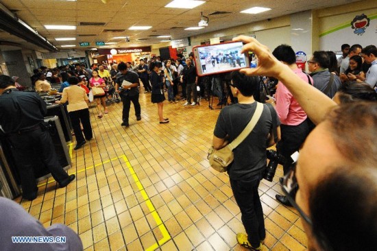 People are seen at Singapore General Hospital where Singapore's Former Prime Minister Lee Kuan Yew is treated, on March 18, 2015. Lee Kuan Yew remains critically ill and has deteriorated further, said the Prime Minister's Office on Wednesday.