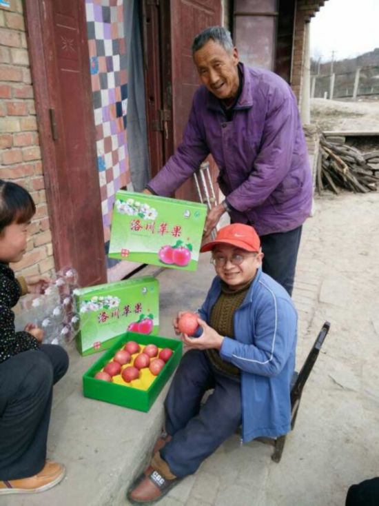 洛川瓷娃娃微信卖苹果撑起一个家