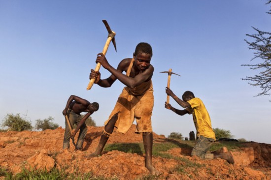 非洲采金童工的生活(组图)