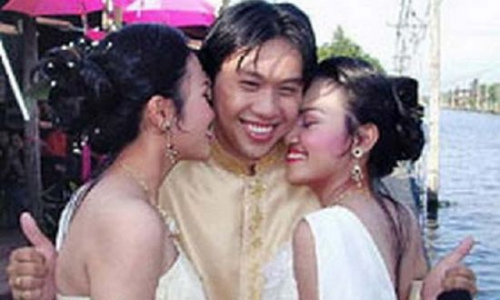 青梅竹马难离分 泰国男子把双胞姐妹娶回家(图