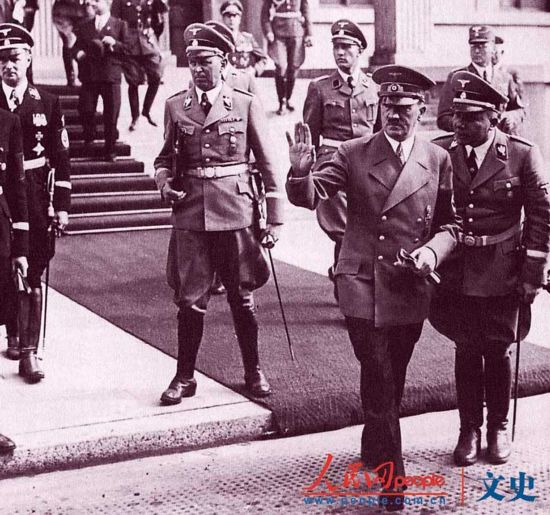 1938年,当德国代表团来参加慕尼黑会议时,马丁 鲍曼(右)设法向元首