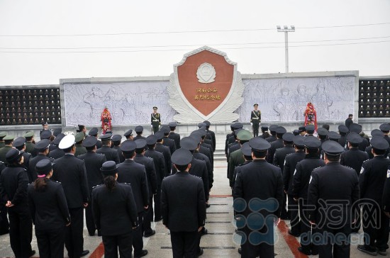 任长霞的儿子,郑州市公安局柳林分局民警卫辰尧为公安英烈敬献花篮