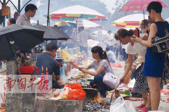 广西:祭扫点接待超过128万人次 各大墓园人车