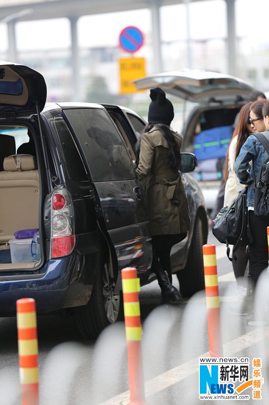 戚薇一家三口回国 李承铉拥爱女入怀轻吻额头