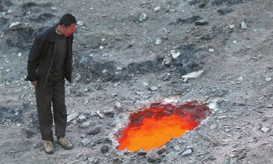 小区建筑工地旁的火山口