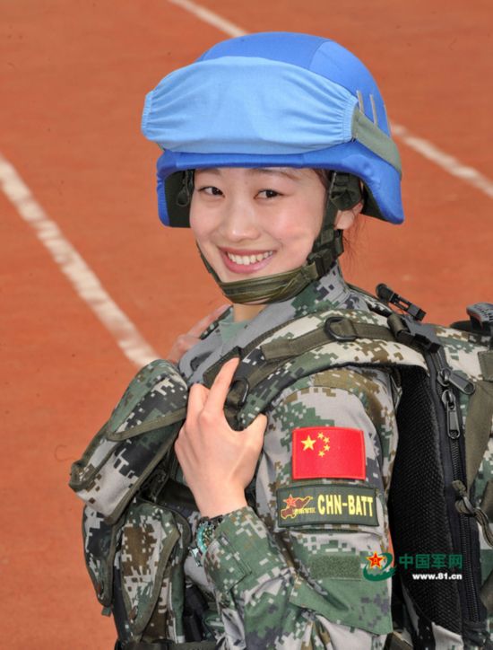 军媒发中国首支维和步兵营女兵个人照