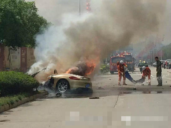 四川一保时捷撞上电瓶车后燃烧 电瓶车主身亡