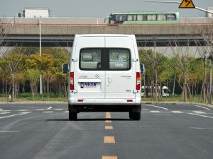 上汽商用车 上汽大通v80 2015款 2.5t amt商杰版短轴中顶