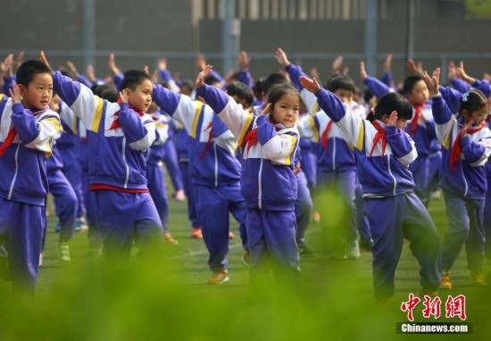 天津数千名小学生跳《小苹果》课间操