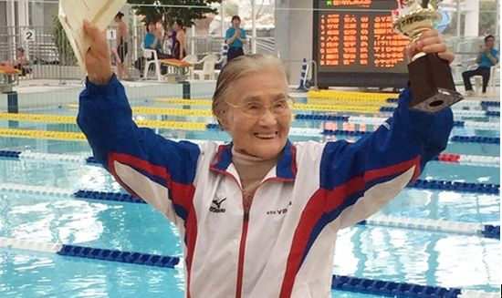 日本百岁老妇创下1500米泳赛世界纪录