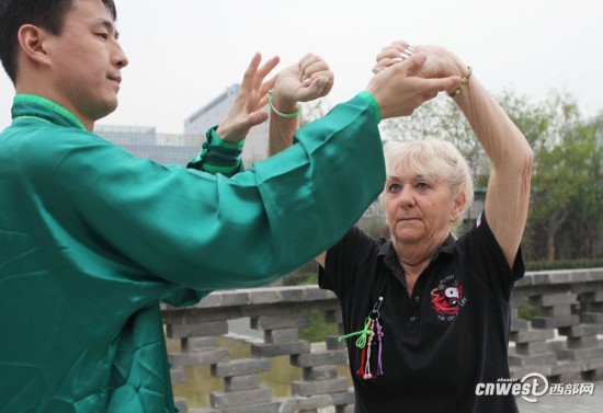 七旬澳洲老太西安拜师学太极拳 坚持练习十五