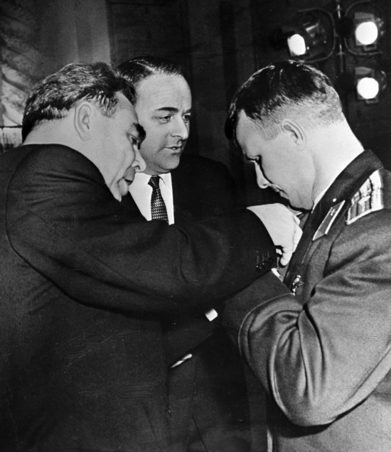 勃列日涅夫授予史上第一位宇航员尤里·加加林苏联英雄"金星勋章"