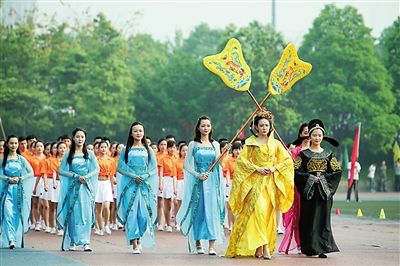 重庆大学运动会开幕式现奇葩表演:黄袍媚娘