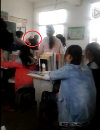 河南一中学老师课堂暴打女学生 有女生吓哭(图)