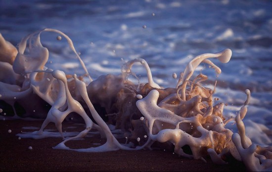 澳摄影师抓拍魔幻海浪泡沫似天外来客