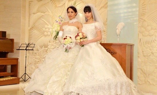 日本女同志同穿婚纱举办婚礼(组图)