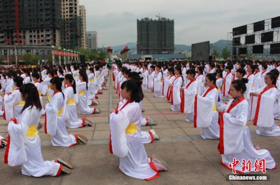 湖南:"三月三"千名少女穿汉服参加成人礼