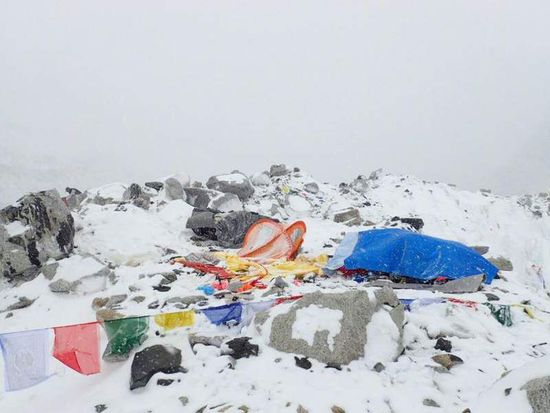 尼泊尔8.1级地震引发珠穆朗玛峰发生雪崩