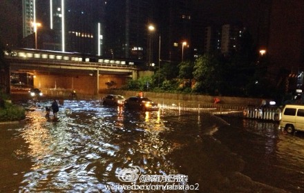 广州遭暴雨袭击部分路段水浸街 网友:又能看海