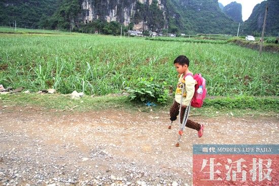 都安女孩6岁时出车祸被截肢 独腿女孩有个公主