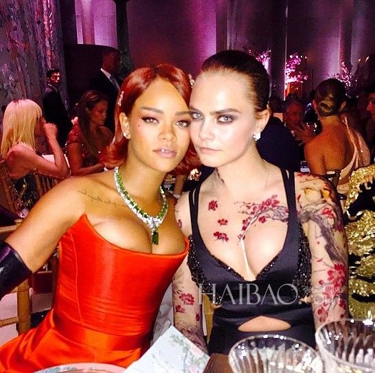 ٹ (Rihanna) , (Cara Delevingne)