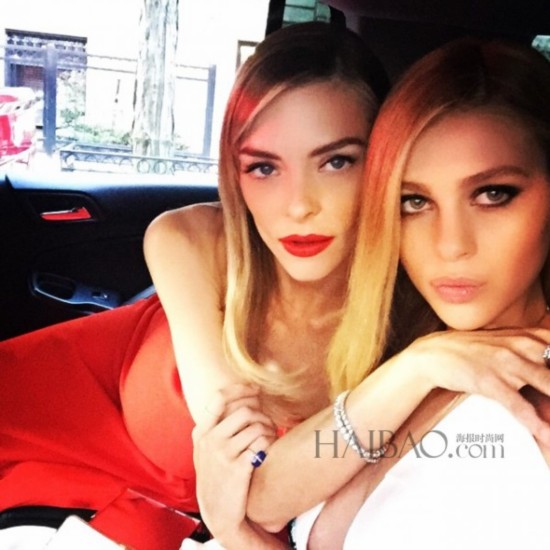 ס (Jaime King) ,ݿ (Nicola Peltz)