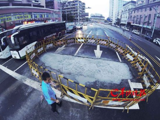 广州康王北路昨晚发生地陷 今晨地陷处已回填