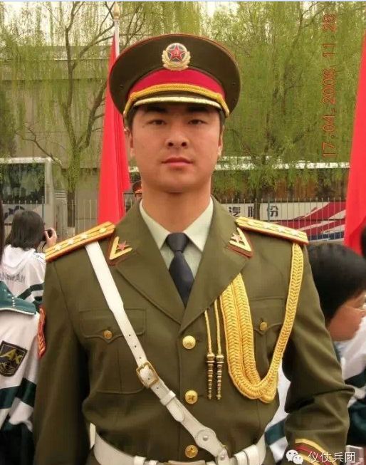 罗斯红场阅兵 中国海军护旗手是咱山东潍坊人