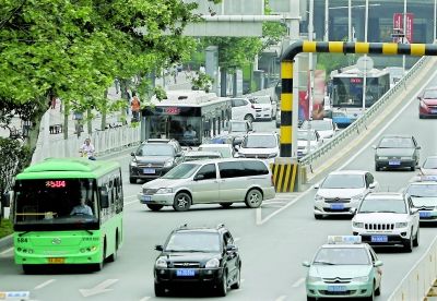 武汉:不文明行车给交通秩序添乱添堵