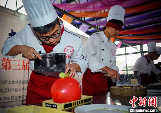 乌鲁木齐举办农家乐烹饪大赛 厨师气球上秀刀