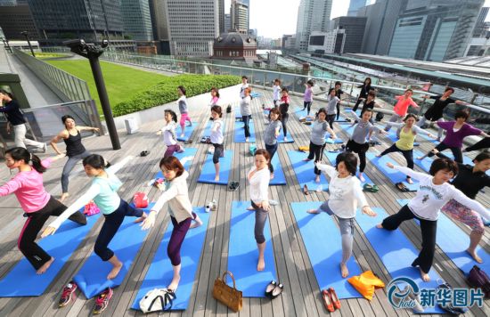 云顶国际登录日本女白领建筑顶层露天练瑜伽