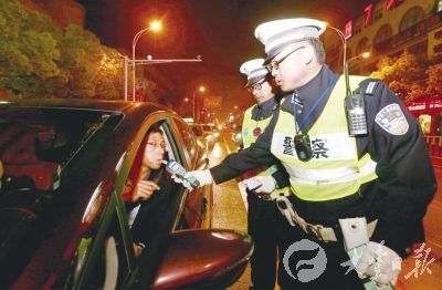 大丰交警上路执勤 严查酒驾野蛮驾驶等行为