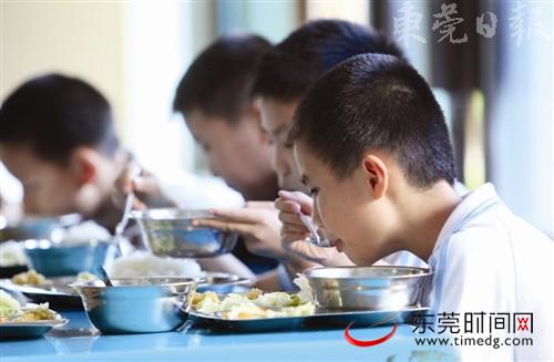 东方明珠学校食堂内小学生在用餐 记者 程永强 摄