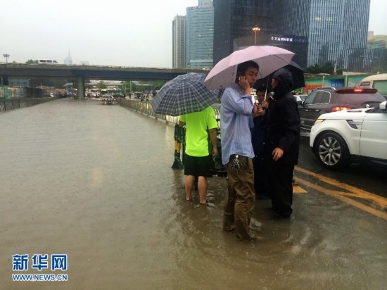 暴雨袭深圳 部分地区升级为红色预警(图)