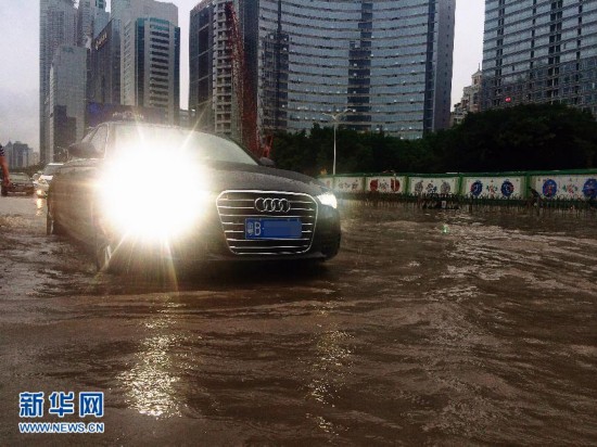 暴雨袭深圳 部分地区升级为红色预警