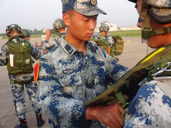 汶川地震幸存者履行报恩承诺当上空降兵(图)