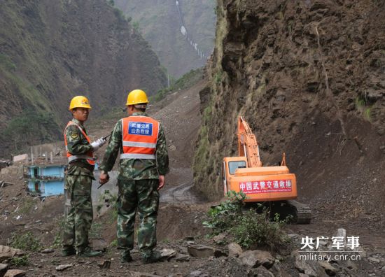 中国武警交通部队赴尼泊尔抢险救援获民众赞誉【8】